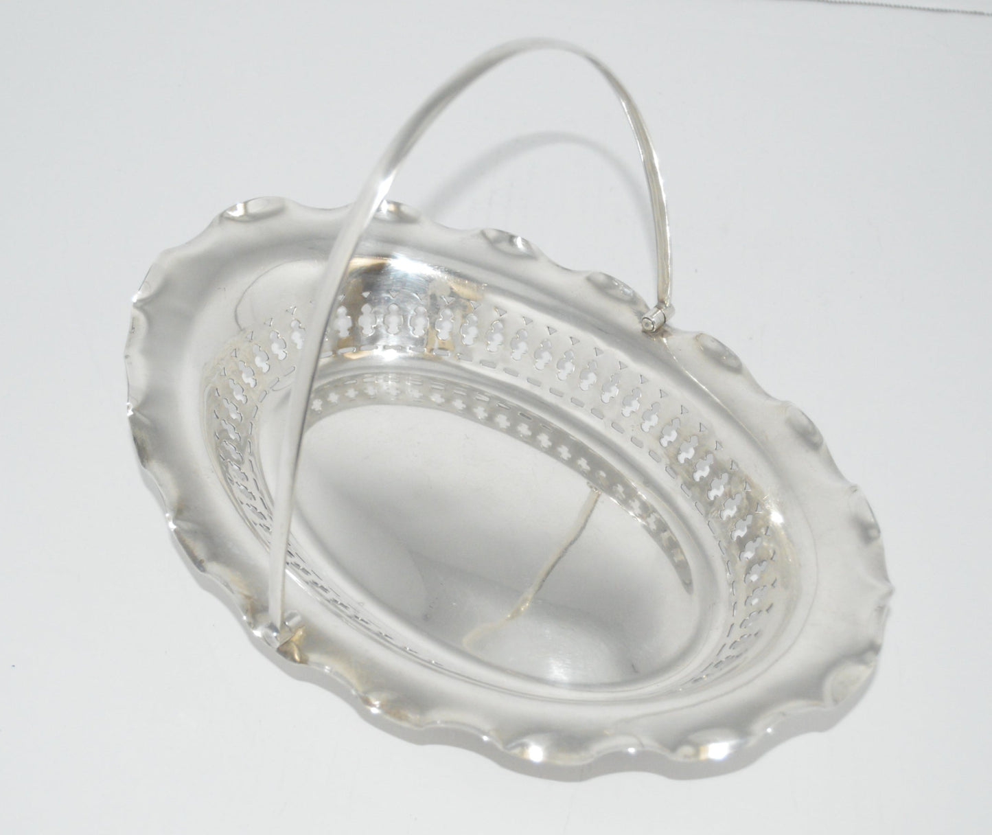 Vintage silver plated (pre-owned) bread basket with handle (unmarked)