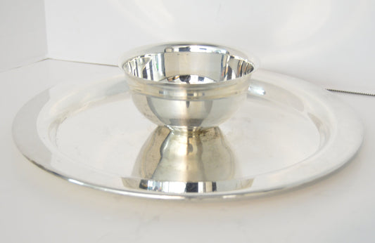 Vintaqe silver-plated bowl and platter attached (Unmarked) pre-owned bowel measure 2 3/4 deep and 5" round the platter is 12 1/4" wide