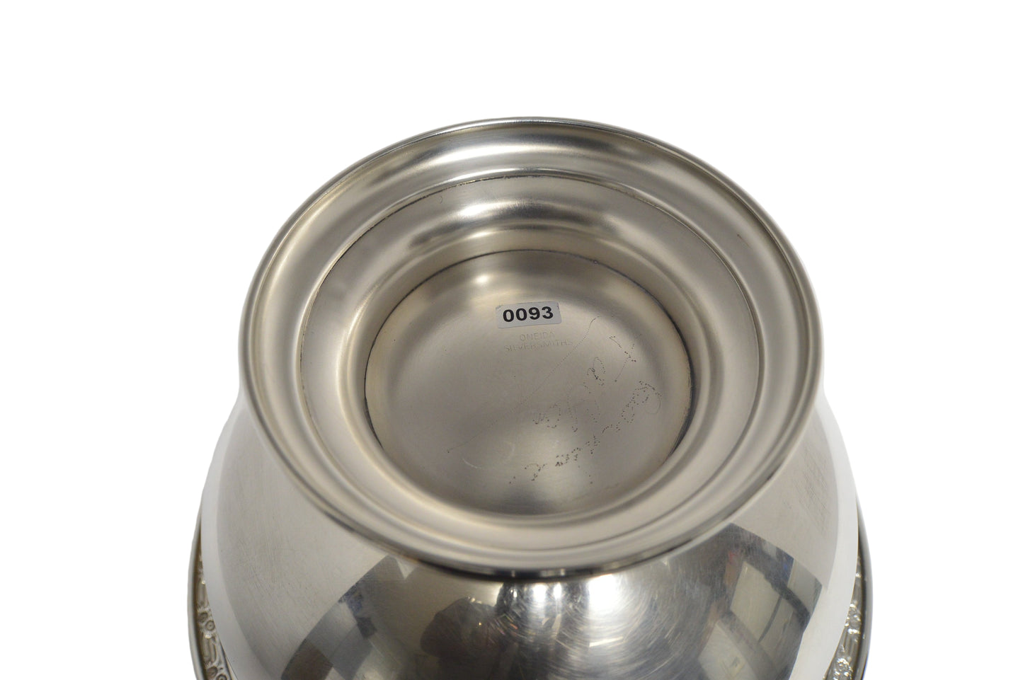 Vintage silver-plated Punch Bowl By; Oneida Silversmiths pre-owned very good condition Measures 13"wide X 7 deep